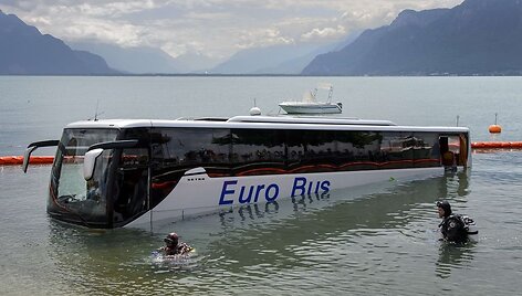 Autobusas ežere