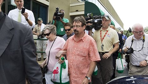 „Powerball“ loterijos laimėtoja Gloria MacKenzie su sūnumi  Scottu