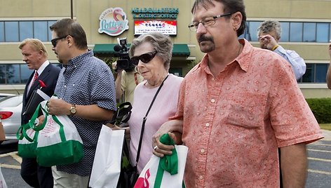 „Powerball“ loterijos laimėtoja Gloria MacKenzie su sūnumi  Scottu