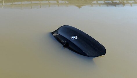 I&scaron; vandens i&scaron;lindęs apsemto BMW automobilio bagažinės dangtis
