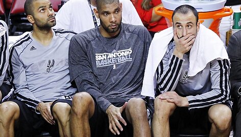 Tony Parkeris (kairėje), Timas Duncanas (centre) ir Manu Ginobili
