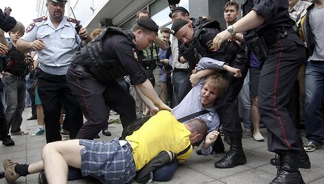 Policininkai bando i&scaron;skirti susimu&scaron;usius skirtingų pažiūrų vyrus.
