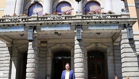Oskaras Kor&scaron;unovas prie Oslo nacionalinio teatro 