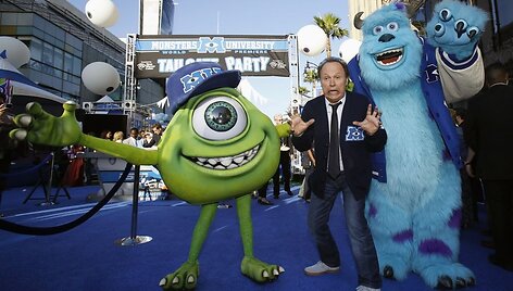Billy Crystalas pozuoja su filmo herojais Mikeu ir Sullivanu