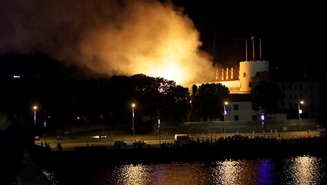 Gaisras Rygos pilyje, kurioje įsikūrusi prezidento kanceliarija