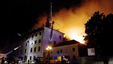 Gaisras Rygos pilyje, kurioje įsikūrusi prezidento kanceliarija