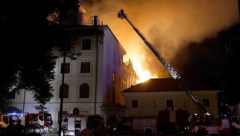 Gaisras Rygos pilyje, kurioje įsikūrusi prezidento kanceliarija
