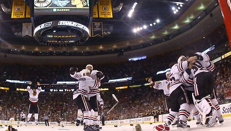 &bdquo;Blackhawks&ldquo; ledo ritulininkai džiaugiasi pergale.