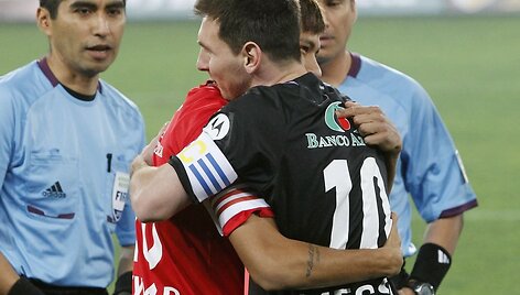 Lionelio Messi ir Neymaro apsikabinimas