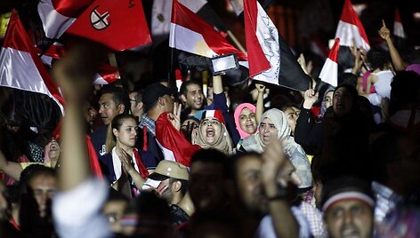Egipte protestuotojai džiaugiasi &scaron;alies prezidento Mohamedo Mursi nuvertimu.