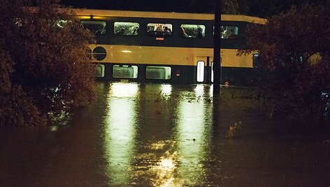 Keleiviai apsemtame traukinyje laukia kada bus i&scaron;gelbėti.