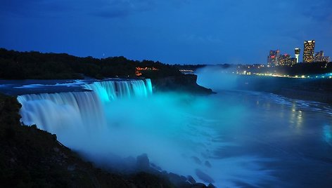 Mėlynai apšviesti Niagaros kriokliai 