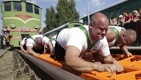 Galiūnai traukia lokomotyvą.