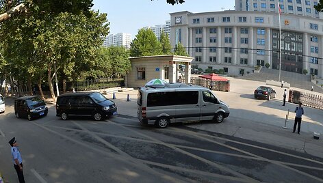 Bo Xilai atvežamas į teismą