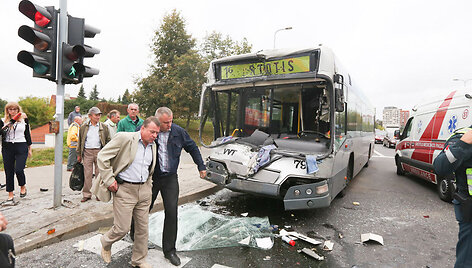 Vilniuje greitasis autobusas susidūrė su sunkvežimiu.