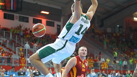 Jono Valančiūno dėjimas į krep&scaron;į