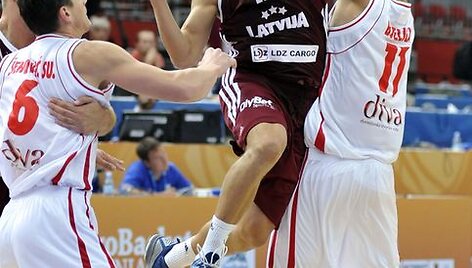Kristaps Janicenoks (centre)
