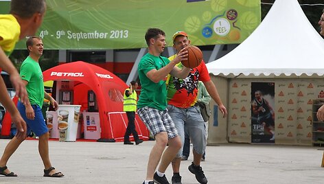 Lietuvos sirgaliai Slovėnijoje žaidžia krep&scaron;inį.