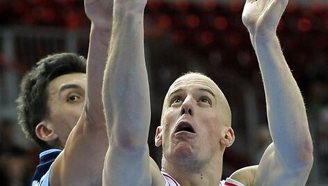 Aleksa Popovičius (de&scaron;inėje)