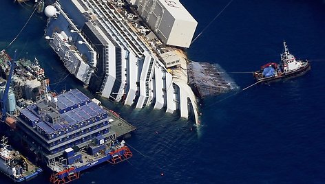 Ruošiamasi iškelti „Costa Concordia“ kruizinį laivą.