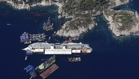 Ruošiamasi iškelti „Costa Concordia“ kruizinį laivą.