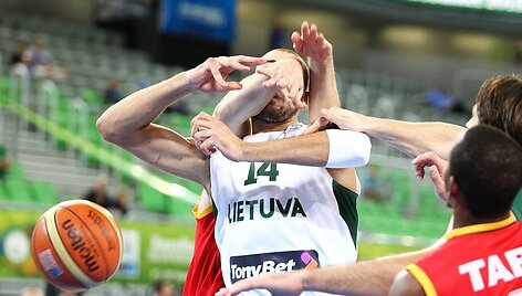 Pražanga prie&scaron; Joną Valančiūną