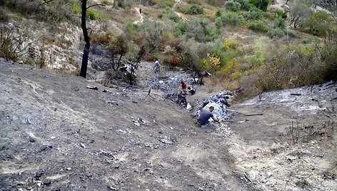 Vietos gyventojai apžiūri numu&scaron;to sraigtasparnio nuolaužas