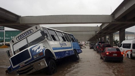 Per potvynį į atsivėrusią duobę įvažiavęs autobusas