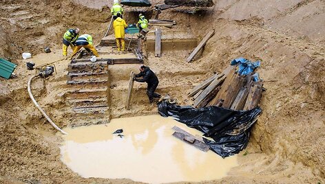 Archeologai dirba prie Pirmojo pasaulinio karo laikų požeminio tunelio. 