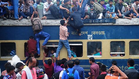 Banglade&scaron;o gyventojai Dakos traukinių stotyje
