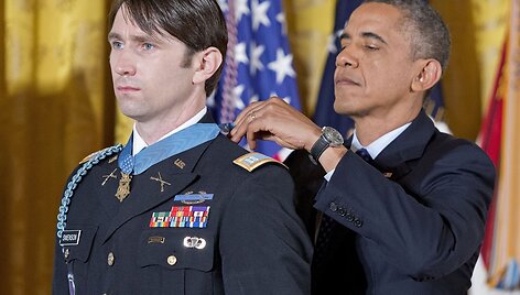 JAV prezidentas Barackas Oabama kabina &bdquo;Garbės medalį&ldquo; Williamui Swensonui