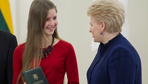 Dalia Grybauskaitė apdovanojo Konstitucijos egzamino nugalėtojus