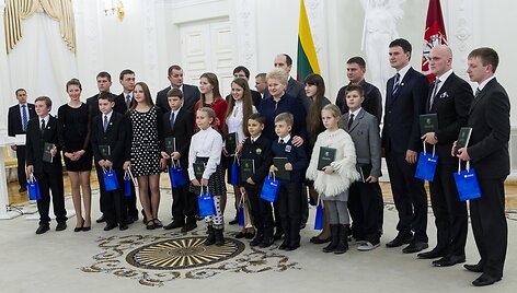 Dalia Grybauskaitė apdovanojo Konstitucijos egzamino nugalėtojus