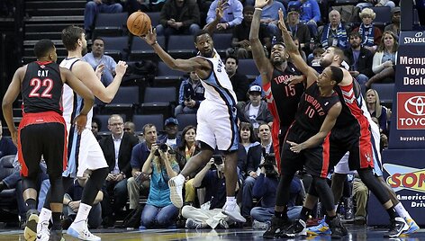 Tony Allenas (centre)