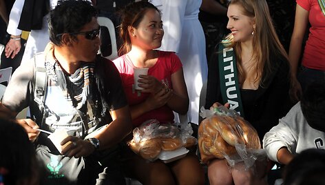 Monika &Scaron;ereckytė bendrauja su nukentėjusiais per taifūną Haiyan.