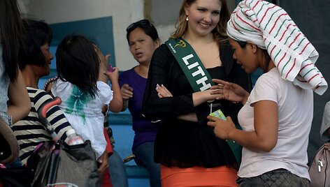 Monika &Scaron;ereckytė bendrauja su nukentėjusiais per taifūną Haiyan.