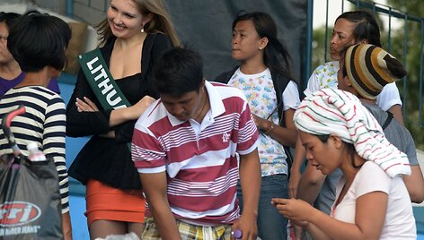 Monika &Scaron;ereckytė bendrauja su nukentėjusiais per taifūną Haiyan.