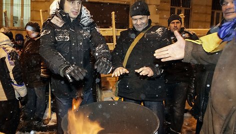 Vitalijus Klyčko šildosi kartu su protestuotojais