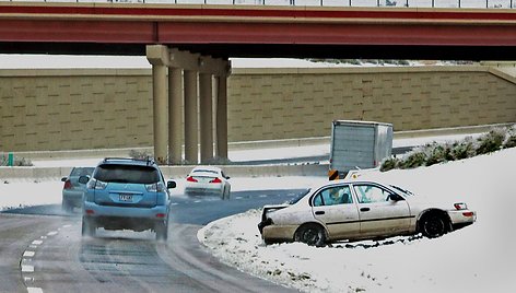 Dalase nuo kelio nuslydęs automobilis