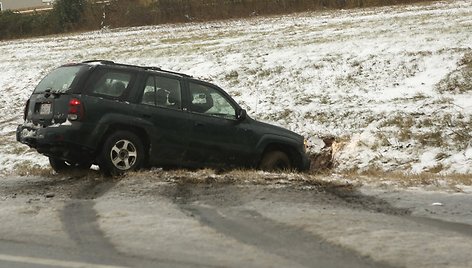 Nuo kelio nuslydęs automobilis