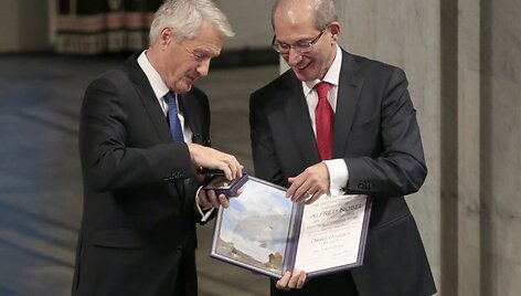 Norvegijos Nobelio komiteto pirmininkas Thorbjornas Jaglandas ir Cheminio ginklo uždraudimo organizacijos generalinis direktorius Ahmetas Uzumcu