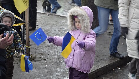 Vaikai su Ukrainos ir Europos Sąjungos vėliavomis Kijeve
