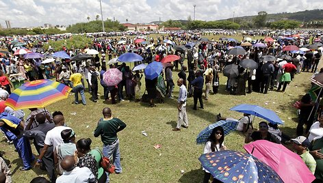 Su Nelsonu Mandela norinčių atsisveikinti žmonių eilė