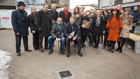 Vilniaus Mindaugo gatvėje į paminklo Johnui Lennonui pamatą įmūrytas pirmas simbolinis akmuo.