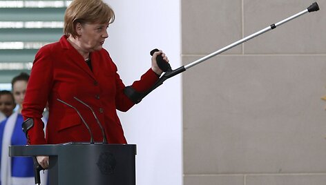 Angela Merkel su ramentais (2011 m.)