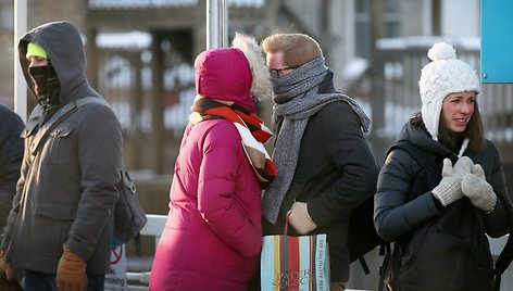 Čikagoja šala traukinio laukiantys žmonės