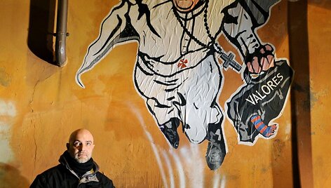 Italų menininkas Maupalas prie savo pie&scaron;inio