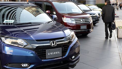 &bdquo;Honda&ldquo; automobiliai prie parduotuvės