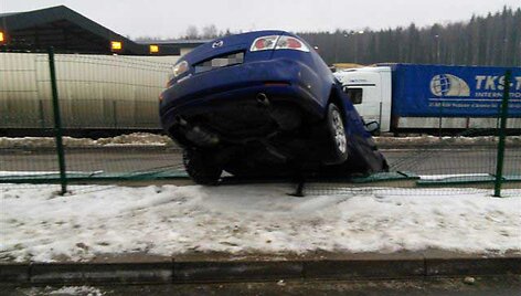 Ant tvoros pamato pakibęs &bdquo;Mazda 6&ldquo; automobilis