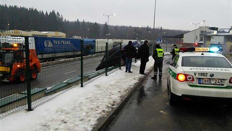 Ant tvoros pamato pakibęs &bdquo;Mazda 6&ldquo; automobilis